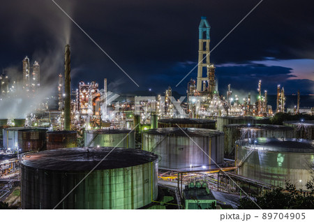 光り輝く工場夜景と立ち込める煙の風景 89704905