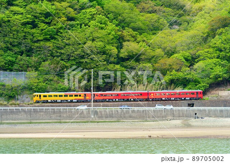 肱川沿いを走る伊予灘もがたり(大洲編) 肱川沿いを走る伊予灘もがたり(大洲編) 89705002