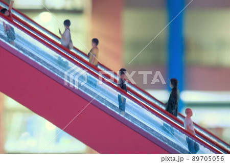 空港のエスカレータに乗る人 空港のエスカレータに乗る人 89705056
