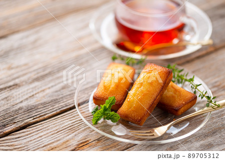 上品な焼き菓子 フィナンシェ 89705312