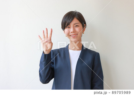4つ目のポイントのポーズのネイビージャケットの女性1 89705989