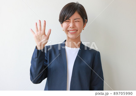 5つ目のポイントのポーズのネイビージャケットの女性1 89705990