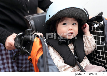 ママと電動自転車に乗る1歳の女の子 ママと電動自転車に乗る1歳の女の子 89706003