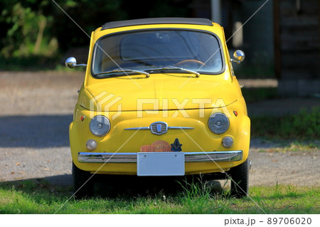 黄色いイタリア車　イメージ 89706020