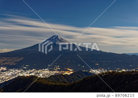三ツ峠から見る月明かりの富士山 89706215