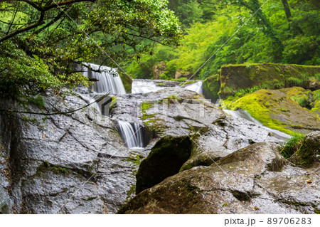 初夏の雨の中に流れる清流菊池渓谷の滝の美しい風景 89706283