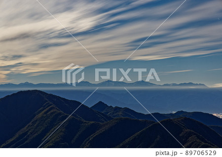 三ツ峠から見る月明かりの南アルプス・白峰三山と御坂の山並み 89706529