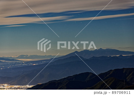 三ツ峠からみる月夜の八ヶ岳と北アルプス 89706911