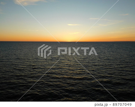 フィンランド　タリンクシリヤライン　バルト海　日没直後 89707049