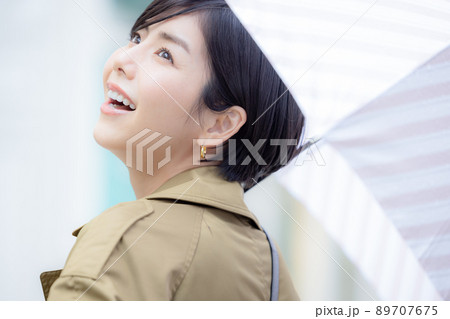 傘をさして歩く女性 傘をさして歩く女性 89707675