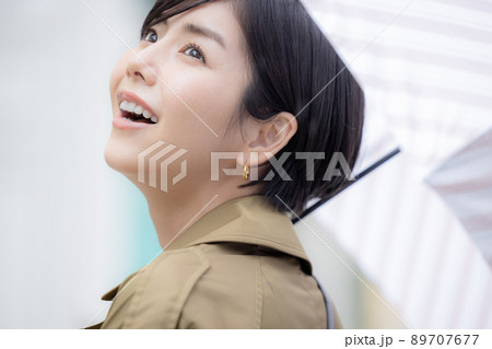 傘をさして歩く女性 89707677