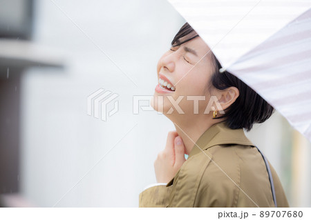 傘をさして歩く女性 89707680