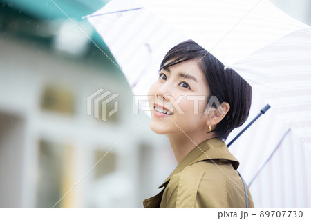 傘をさして歩く女性 89707730