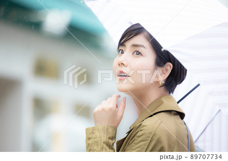 傘をさして歩く女性 傘をさして歩く女性 89707734