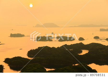 【長崎県】黄昏の九十九島（佐世保 展海峰） 89708531