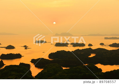 【長崎県】黄昏の九十九島（佐世保 展海峰） 89708557