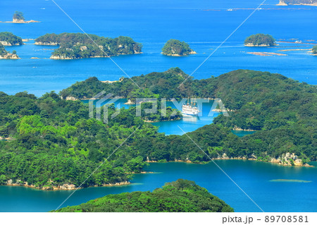 【長崎県】晴天下の九十九島と遊覧船（佐世保 展海峰） 89708581