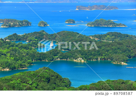 【長崎県】晴天下の九十九島と遊覧船(佐世保 展海峰) 【長崎県】晴天下の九十九島と遊覧船(佐世保 展海峰) 89708587