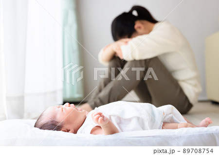 産後のネガティブ　産後うつ　睡眠不足　体調不良　育児ノイローゼ　コピースペース 89708754