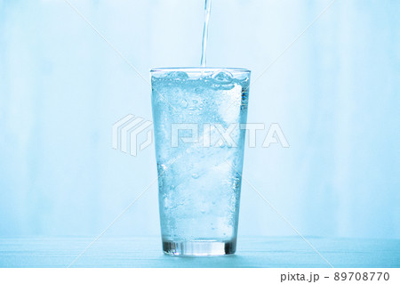 氷の入ったグラスに注がれる炭酸水 89708770