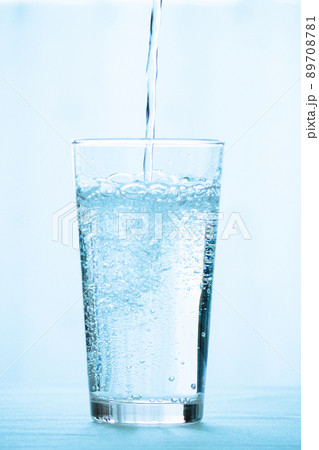 グラスに注がれる炭酸水 89708781