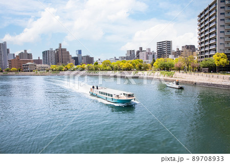 広島世界遺産航路の遊覧船風景です。アステールプラザ前を航行しています。明るい雰囲気をどうぞ。広島県 89708933