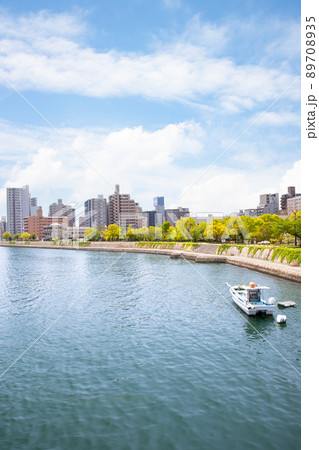 広島の市街地風景です。本川沿いの風景です。広々とした雰囲気をどうぞ。広島県 89708935