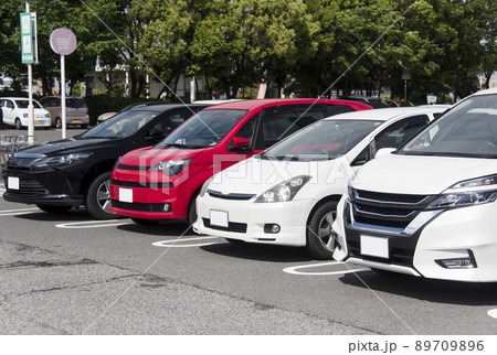 駐車場に止められた自動車 89709896