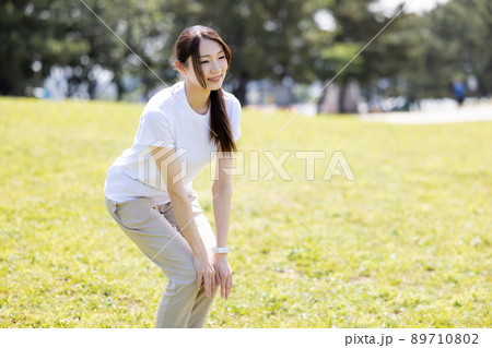 屈んでいる女性 屈んでいる女性 89710802