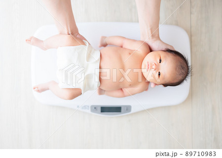 体重を測る赤ちゃん　生後1ヶ月 89710983
