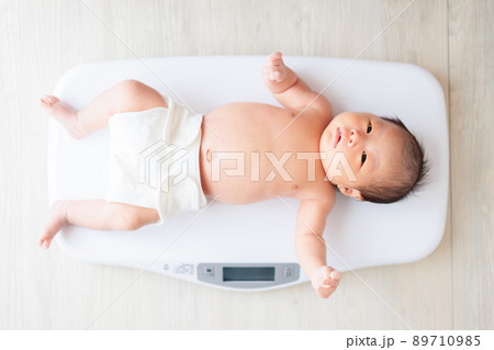体重を測る赤ちゃん　生後1ヶ月 89710985