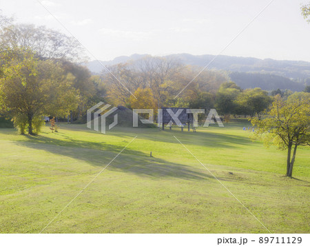 御所野縄文公園の全景と高床式住居と竪穴式住居 89711129