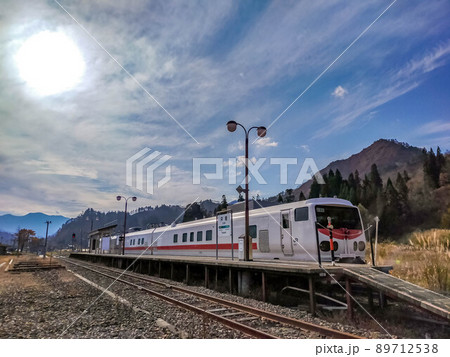 晩秋の空とプラットホームに停まる特別列車 晩秋の空とプラットホームに停まる特別列車 89712538