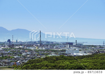 大牟田甘木山の夫婦岩から青い森と工場と有明海 89713659