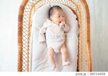 指しゃぶり　赤ちゃん　全身 89714056
