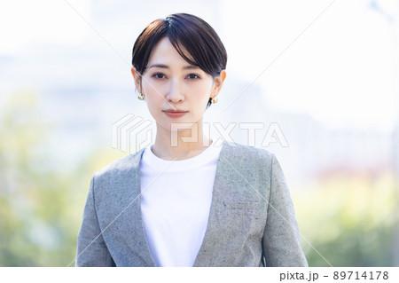 女性　ポートレート　屋外 89714178