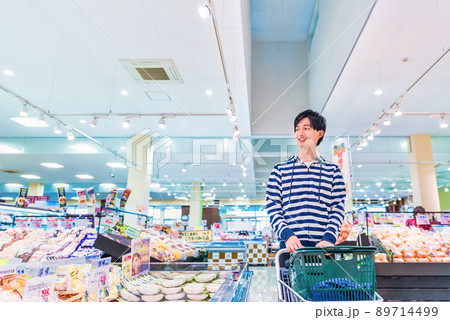 スーパーで買い物をする若い男性 スーパーで買い物をする若い男性 89714499