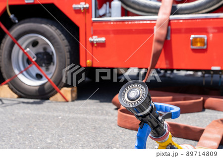 放水ホースと消防車 89714809