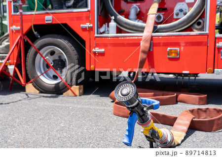 放水ホースと消防車 放水ホースと消防車 89714813