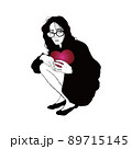 ハートを抱きしめる女性イラスト 89715145