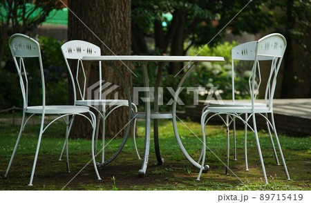 庭のテーブルと椅子 89715419