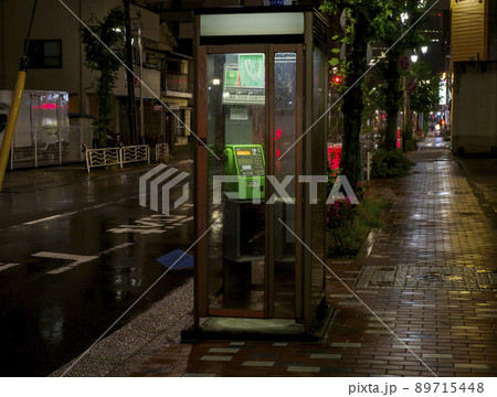 雨の夜の電話ボックスと水滴 89715448