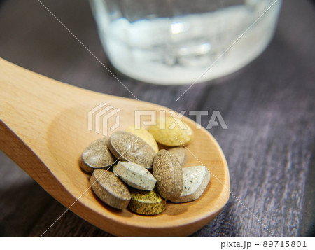 サプリメントと水 サプリメントと水 89715801