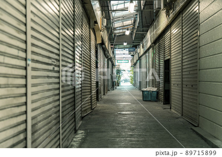ナインモール九条商店街 脇道のシャッター通り ナインモール九条商店街 脇道のシャッター通り 89715899