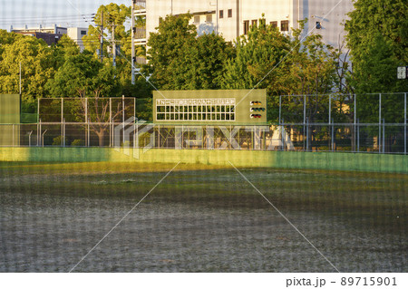 夕日に染まる松島野球場のスコアボード（大阪市西区千代崎） 89715901