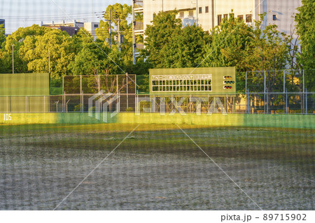 夕日に染まる松島野球場のスコアボード（大阪市西区千代崎） 89715902
