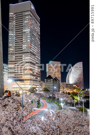 都市夜景と夜桜 都市夜景と夜桜 89715991