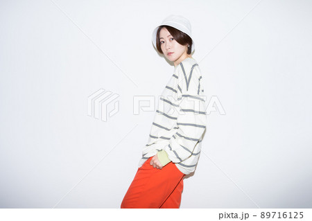 カラフルなジェンダーフリーファッション 89716125