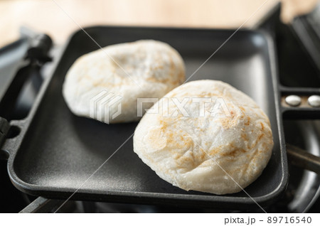 冷凍の焼餅を焼く　 89716540