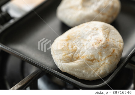 冷凍の焼餅を焼く　 89716546